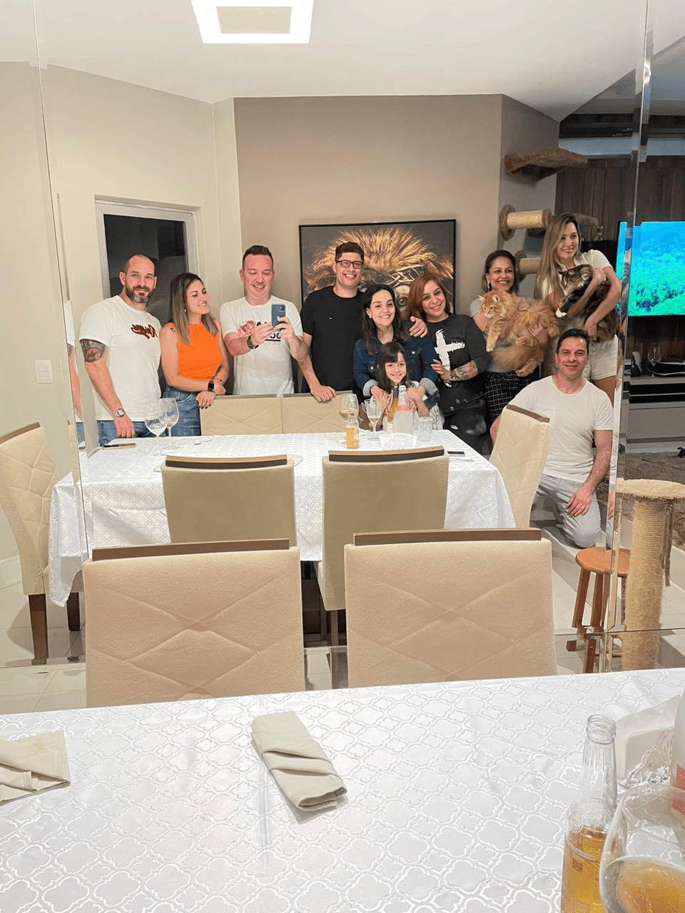 Família e amigos reunidos em casa, junto à mesa