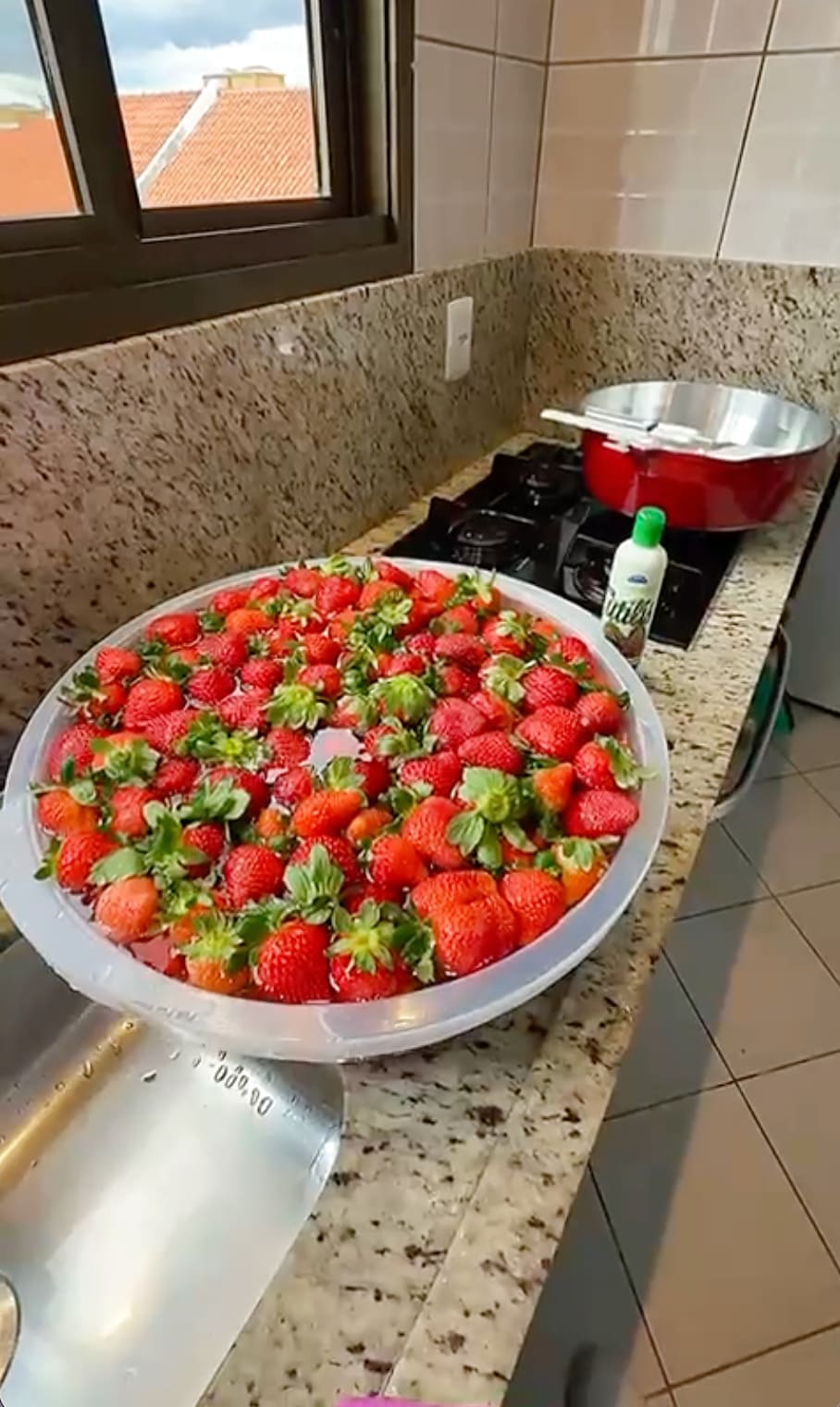 Morangos sendo preparados na cozinha