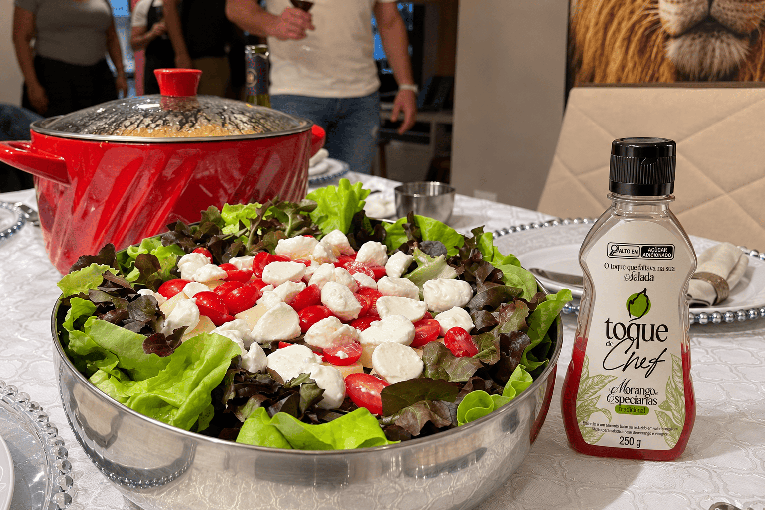 Salada de folhas, tomates e queijo com o molho Toque de Chef ao lado