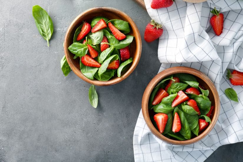 Salada de folhas e morangos